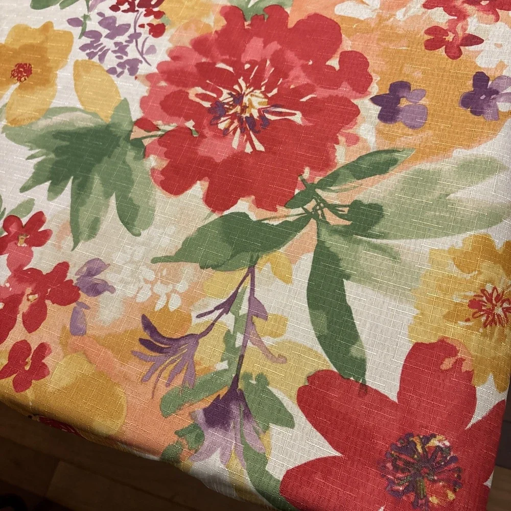 P.‎ Kaufmann Watercolor Summer Floral Tablecloth Poly Blend Rectangle 81